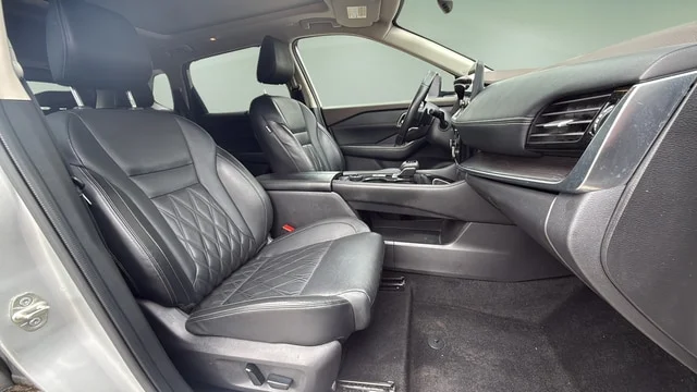 Used 2023 Brilliant Silver Metallic Nissan Platinum image 11