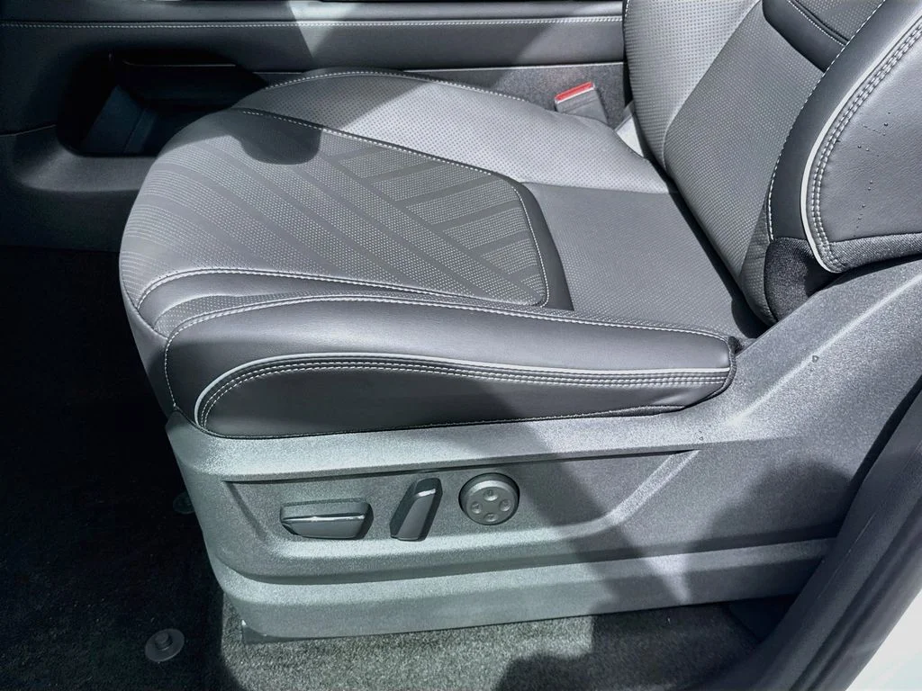 New 2027 RADIANT WHITE INFINITI Luxe 4WD image 20