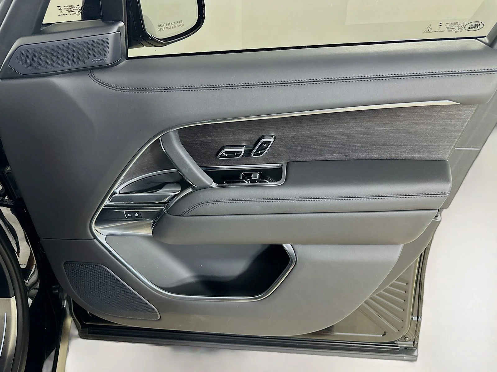 Used 2024  Land Rover  image 42