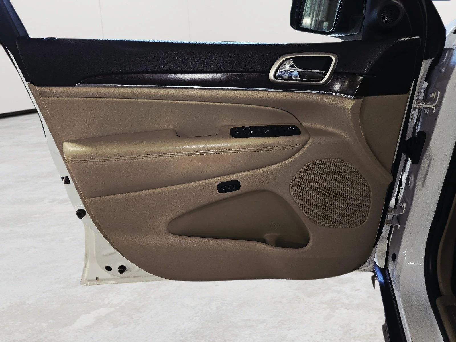 Used 2015 Bright White Clearcoat Jeep Limited image 9