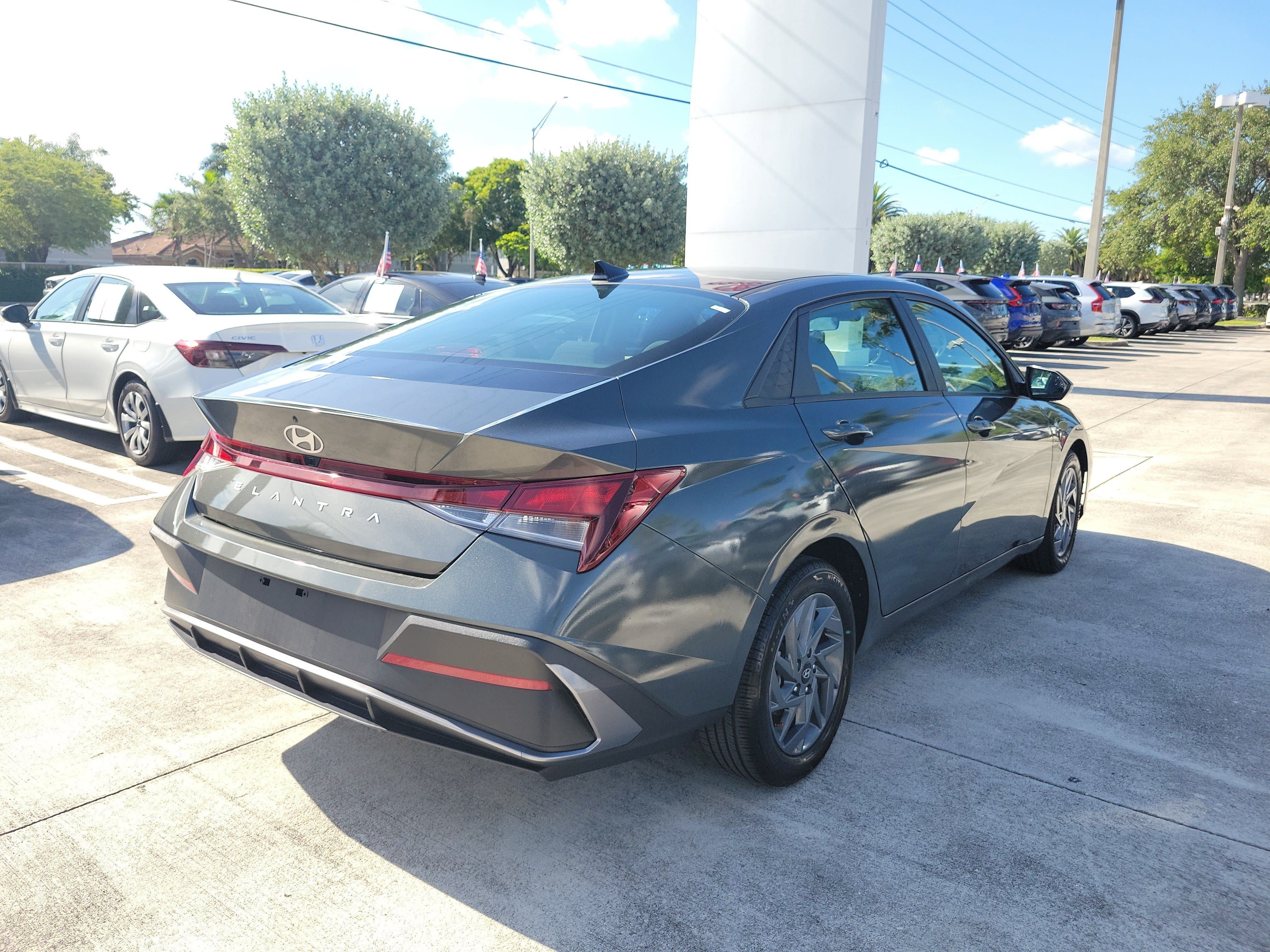 Used 2024 Amazon Gray Hyundai SEL image 7