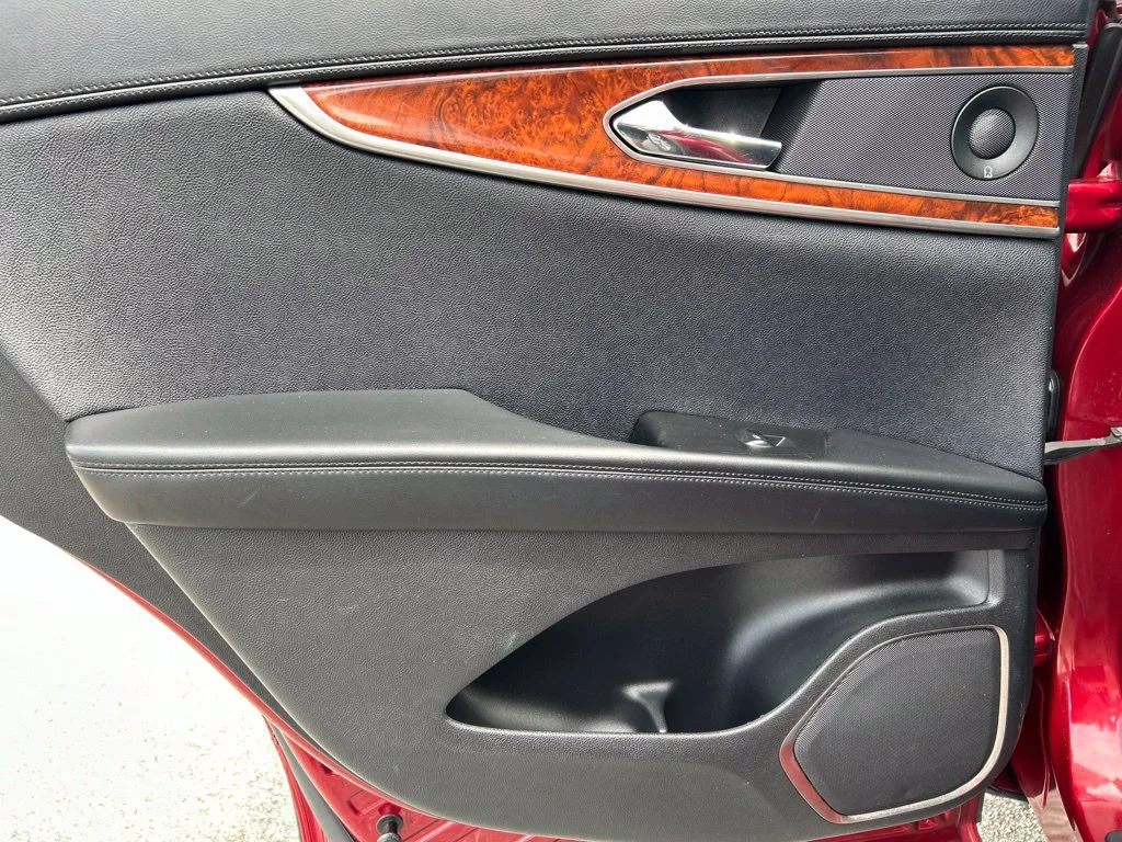 Used 2016 Red Lincoln Select image 25
