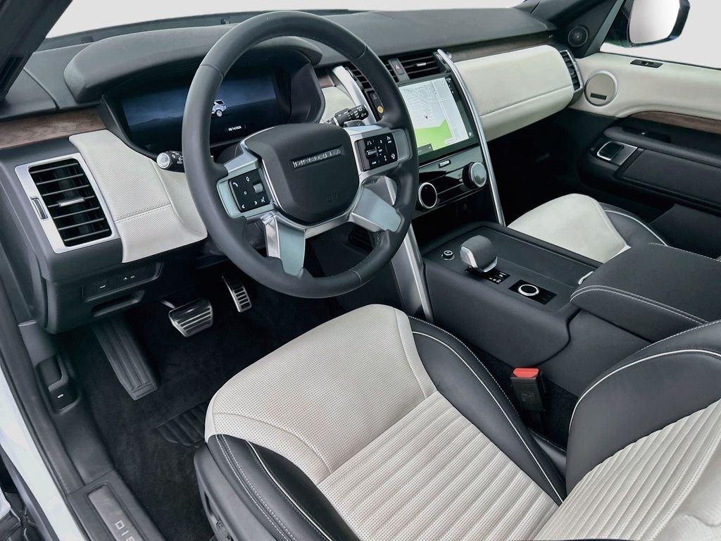 Used 2024 Fuji White Land Rover Dynamic SE image 9
