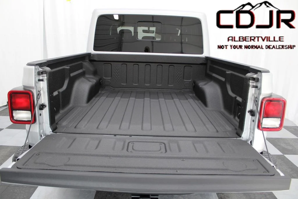 Used 2023 Silver Jeep Rubicon image 8