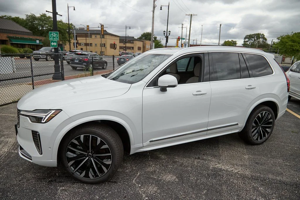 2026 Volvo XC90 Plus - Photo 3