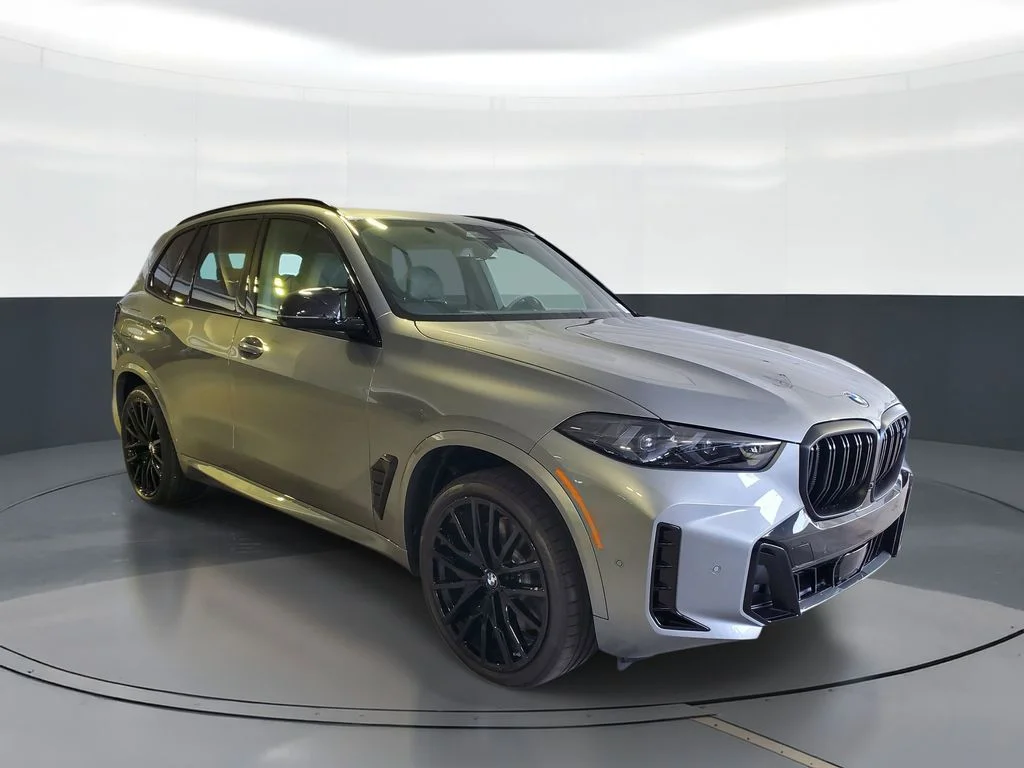 New 2026 Skyscraper Grey Metallic BMW M60i image 2