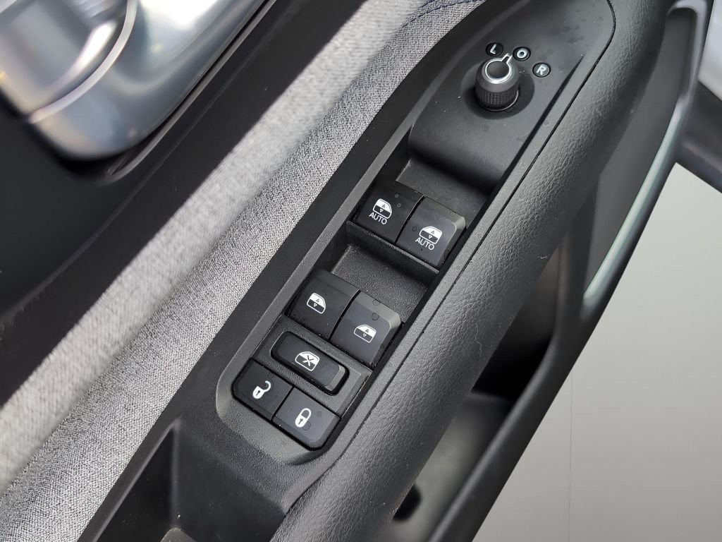 Used 2024 Bright White Clearcoat Jeep Latitude image 11