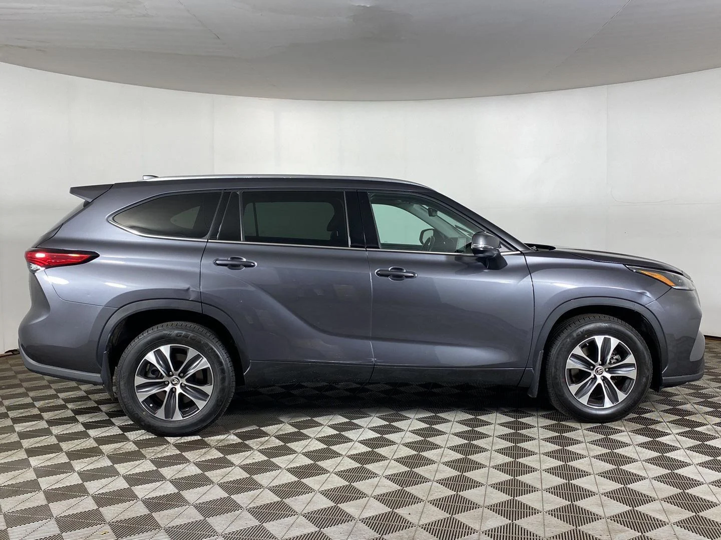 Used 2021 Magnetic Gray Metallic Toyota XLE image 7