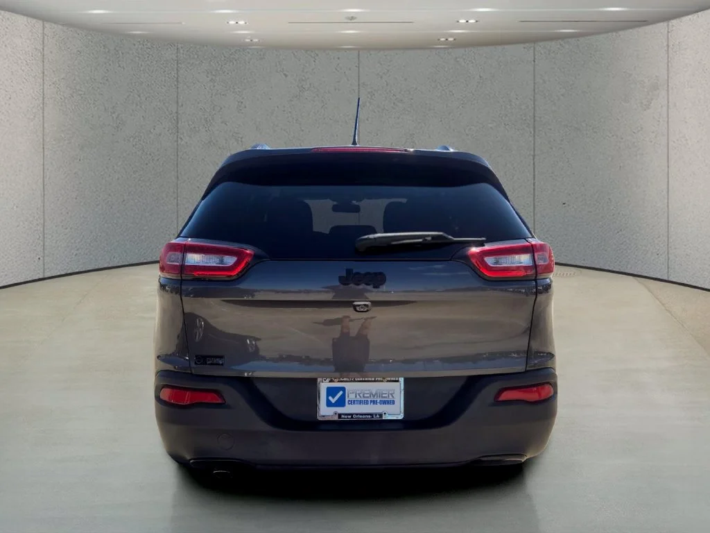 Used 2018 Gray Jeep Latitude image 4