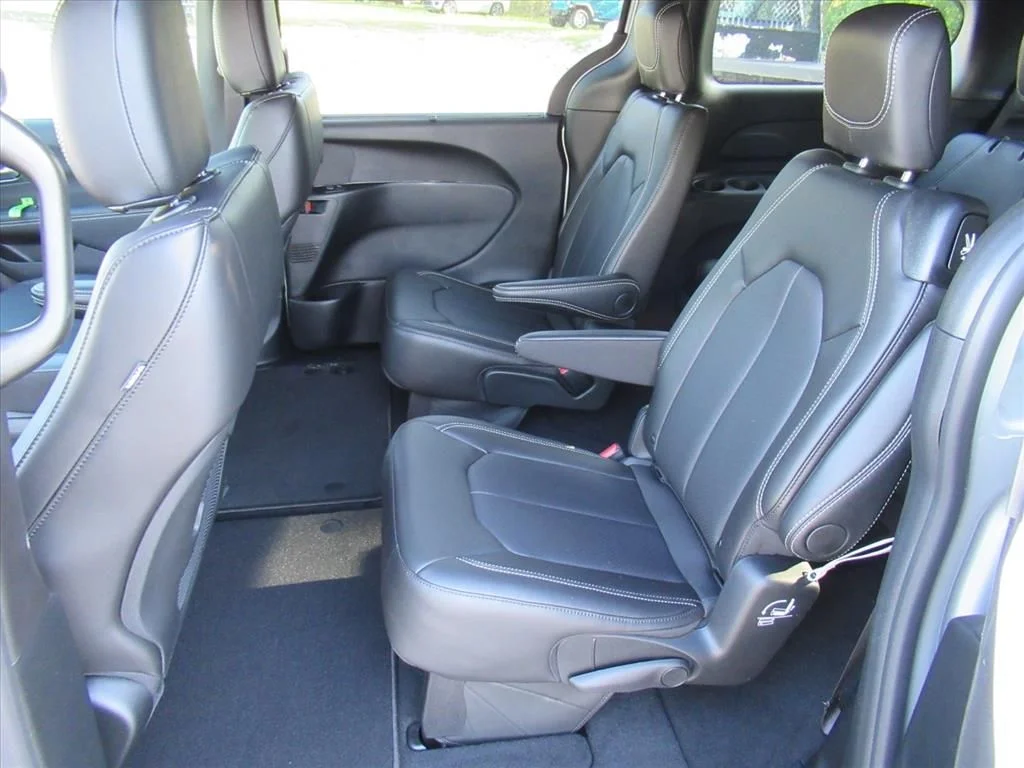 New 2026 Silver Mist Clear-Coat Exterior Paint Chrysler Select image 19