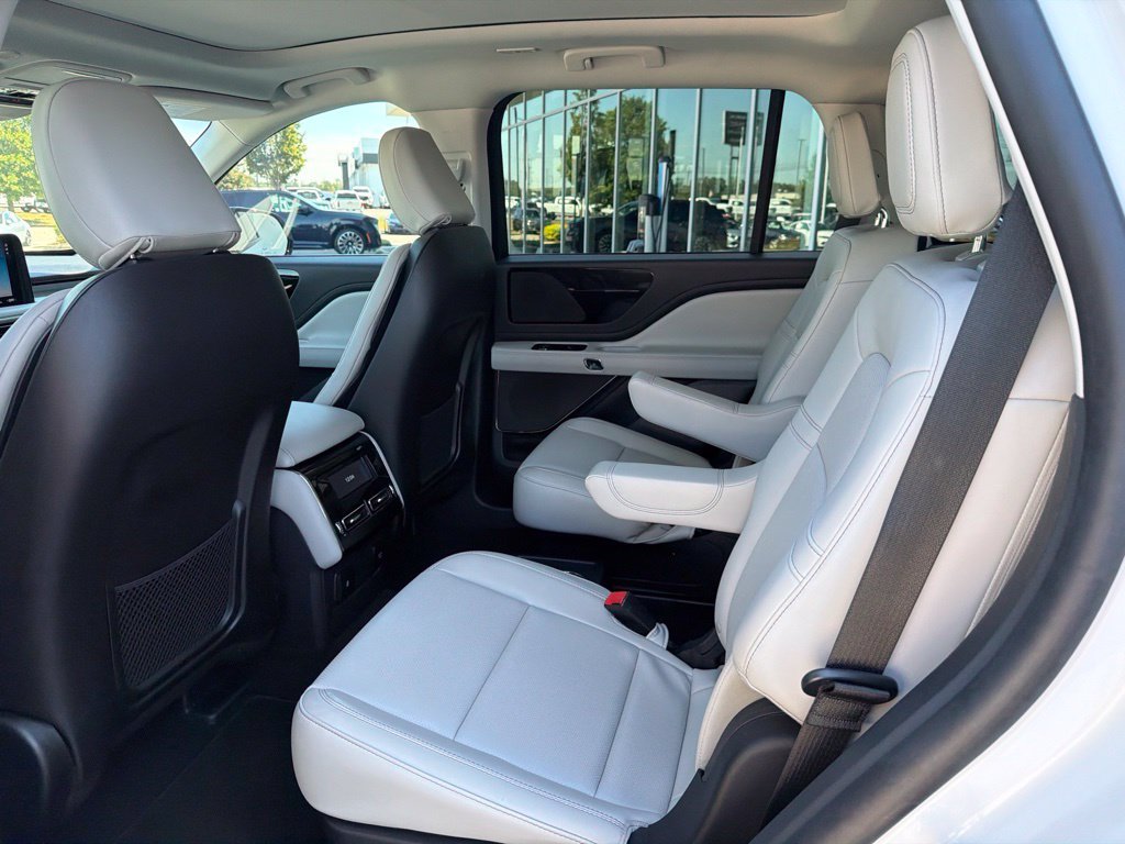 Used 2025 White Lincoln Premiere image 27