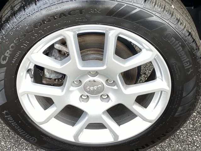 Used 2023 Black Jeep Latitude image 32