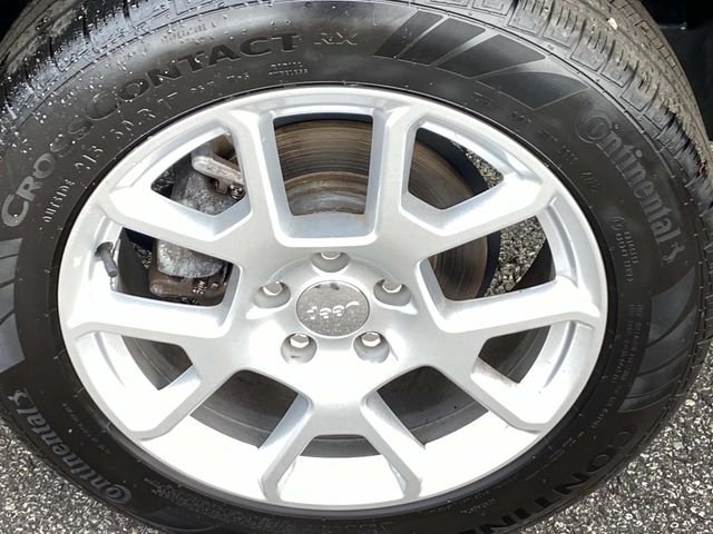 Used 2023 Black Clearcoat Jeep Latitude image 32