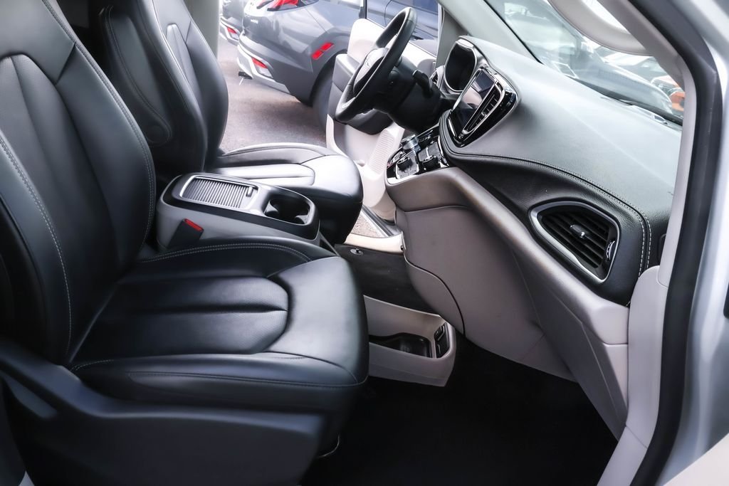 Used 2024 Silver Chrysler Select image 33
