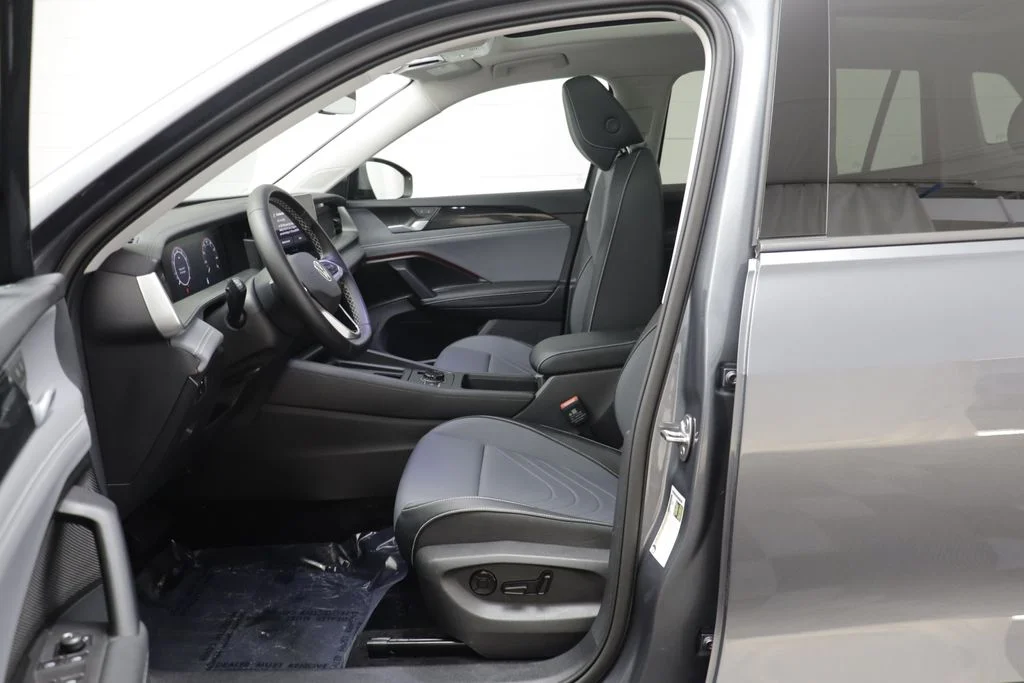 Used 2025 Platinum Gray Metallic Volkswagen 2.0T SE image 5