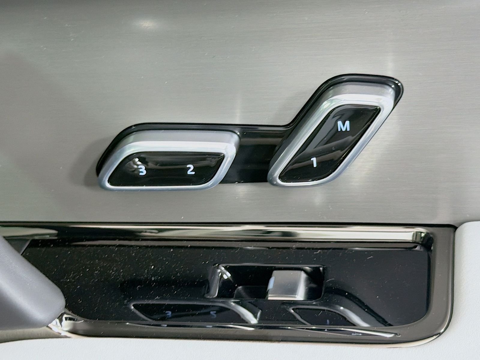 New 2026 Fuji White LAND ROVER SE image 34