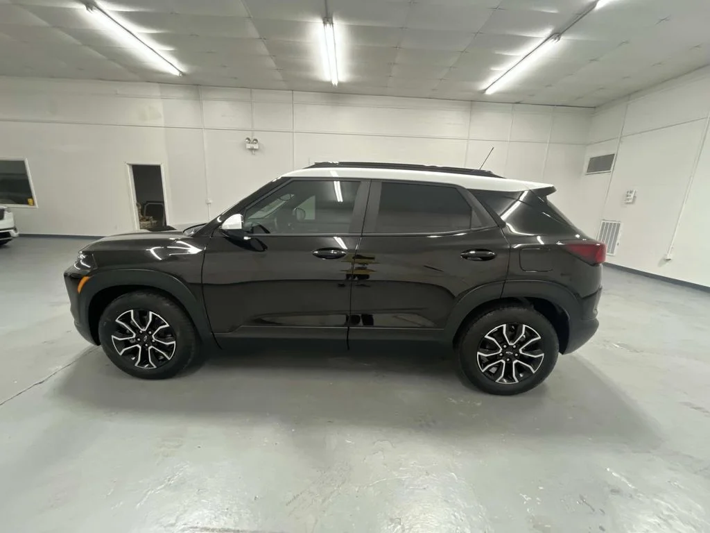 New 2026 Mosaic Black Metallic Chevrolet ACTIV image 5