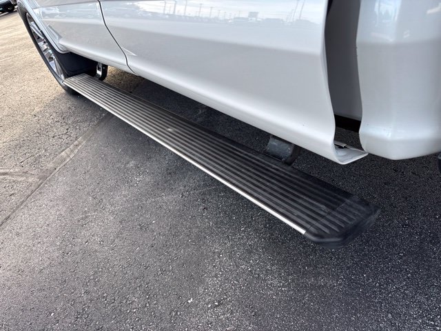 Used 2018  Ford XL image 7