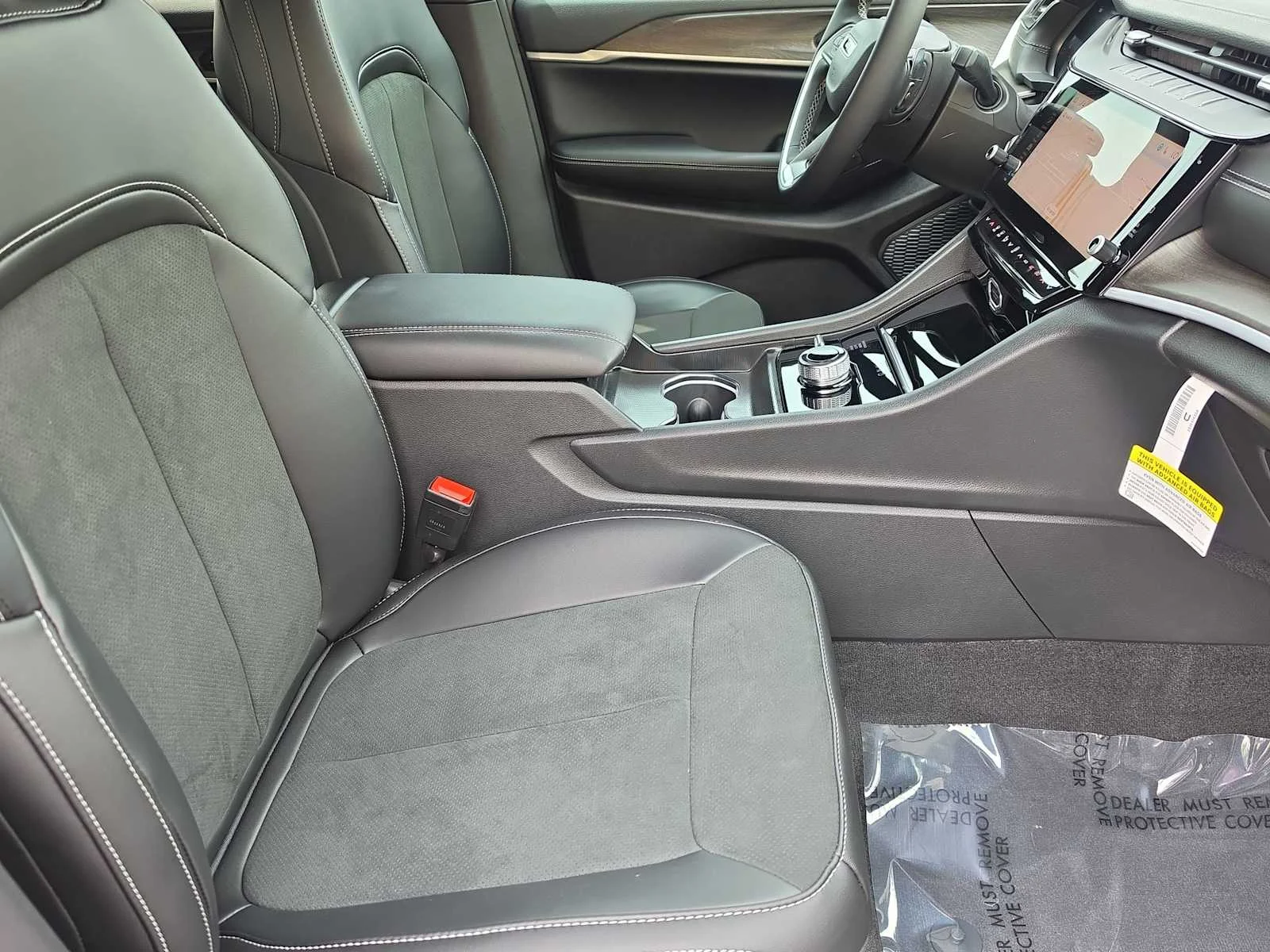 New 2026 Bright White Clear-Coat Exterior Paint Jeep Laredo Altitude image 18
