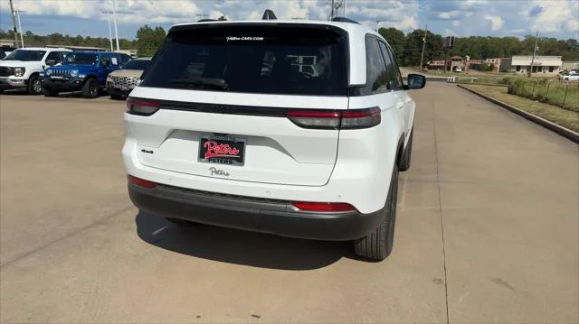 New 2027 Bright White Clear-Coat Paint Jeep Laredo Altitude image 8