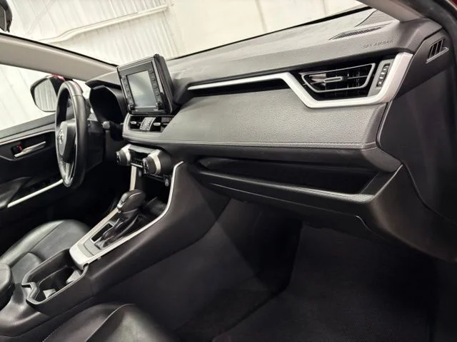 Used 2021 Red Toyota XLE Premium image 16