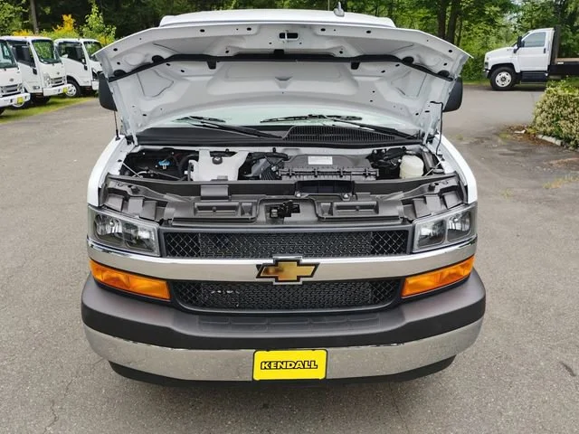 New 2025 Summit White Chevrolet WT image 17