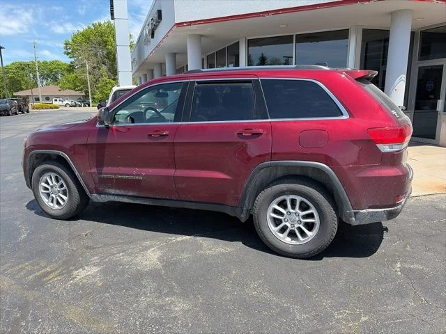 Used 2018 Velvet Red Pearlcoat Jeep Laredo image 3