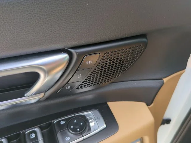 Used 2020 White Kia SX image 19
