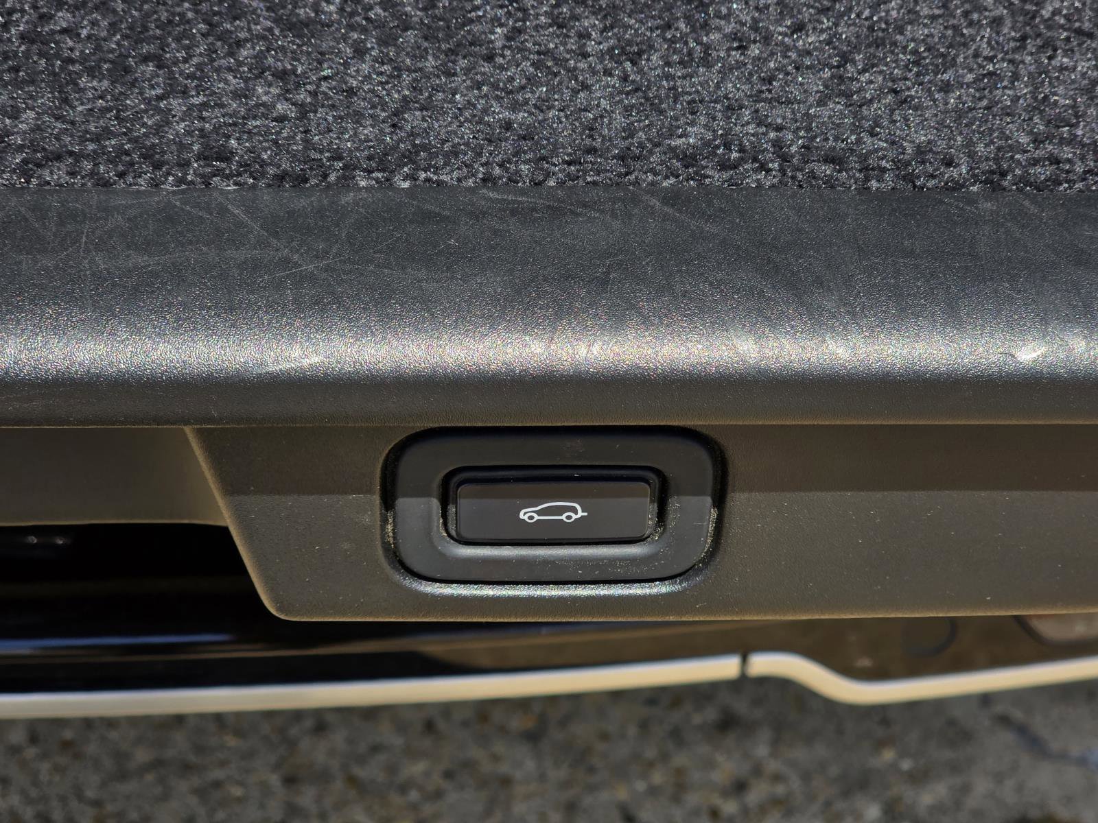 Used 2023 Black Land Rover SE image 31