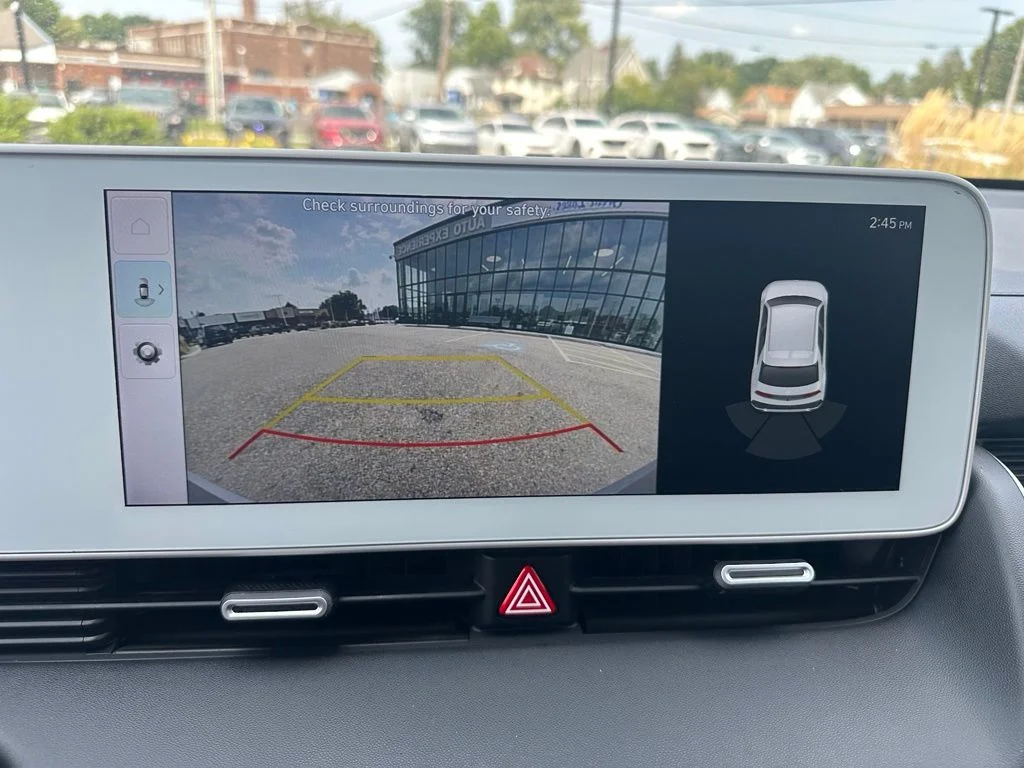 Used 2022 White Hyundai SE image 17