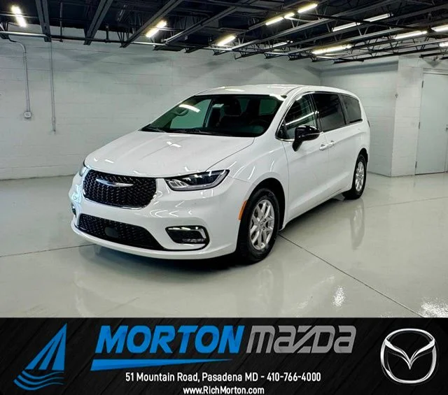 2024 Chrysler Pacifica Touring L's photo