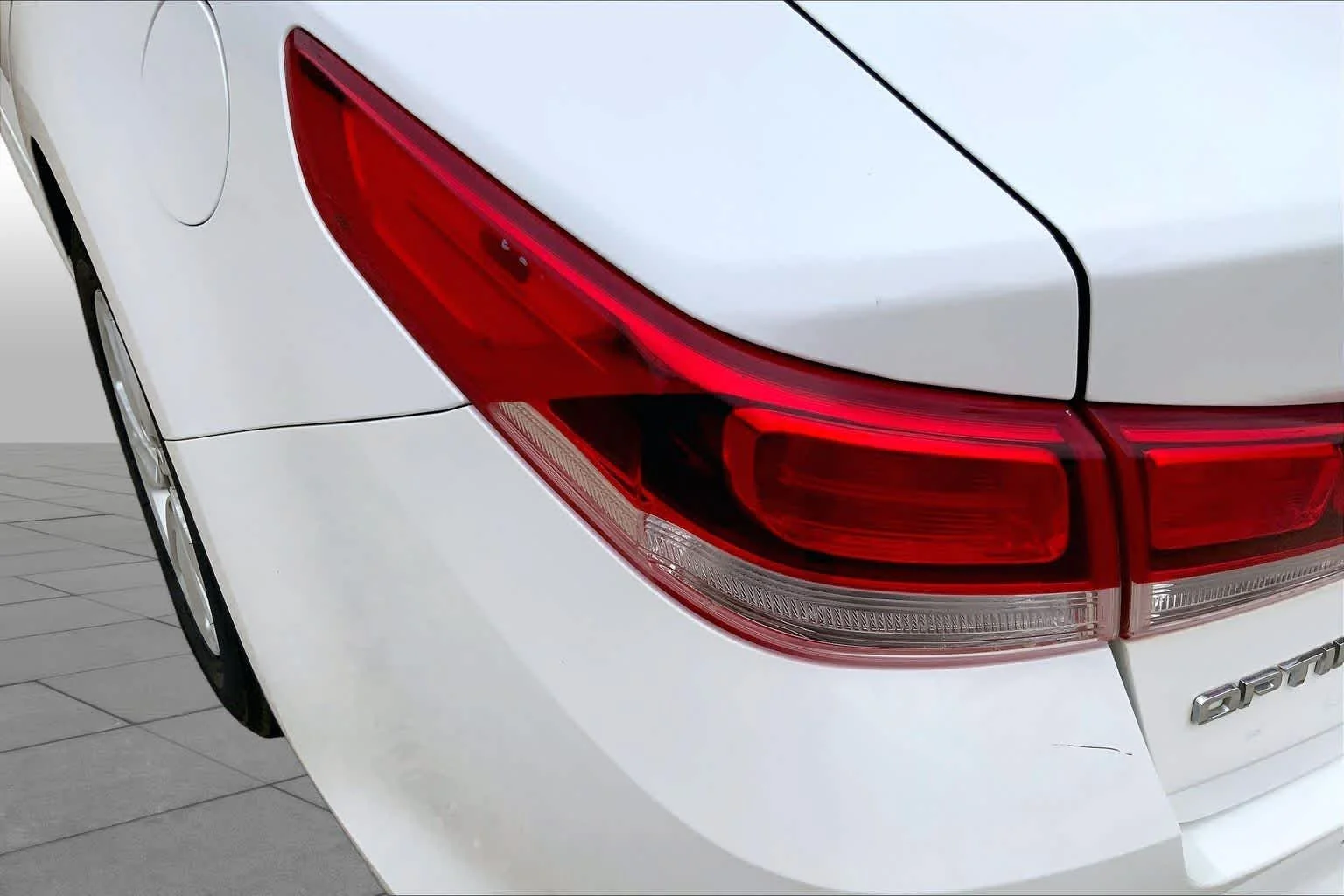 Used 2018 Snow White Pearl Kia LX image 27
