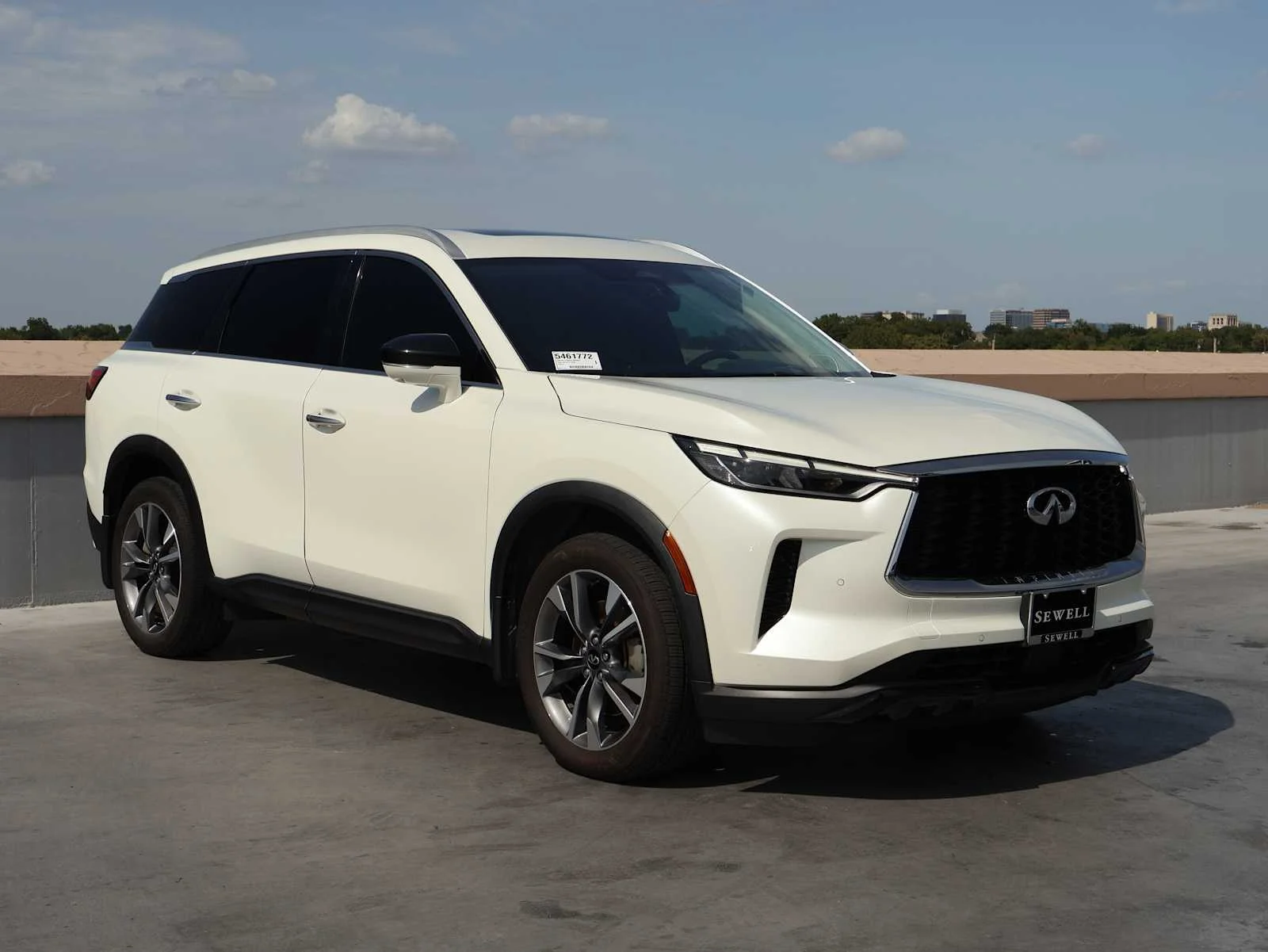 Certified Used 2023 Majestic White INFINITI LUXE image 4