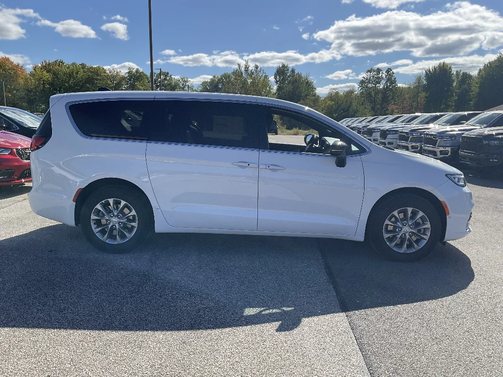 New 2026 Bright White Clear-Coat Exterior Paint Chrysler Select AWD image 4