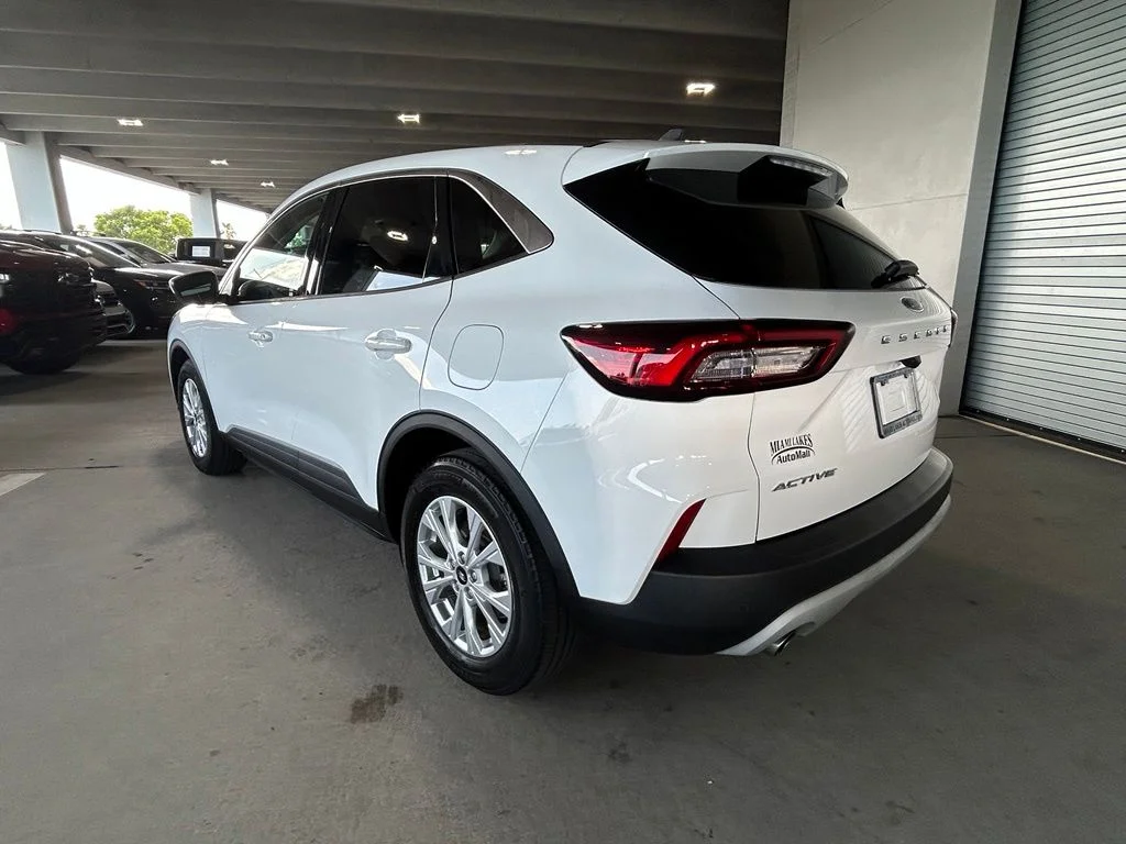 Used 2023 Oxford White Ford Active image 3