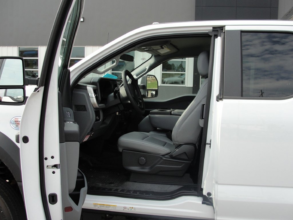 2025 Ford F-550 Super Duty Chassis Cab XL - Photo 9