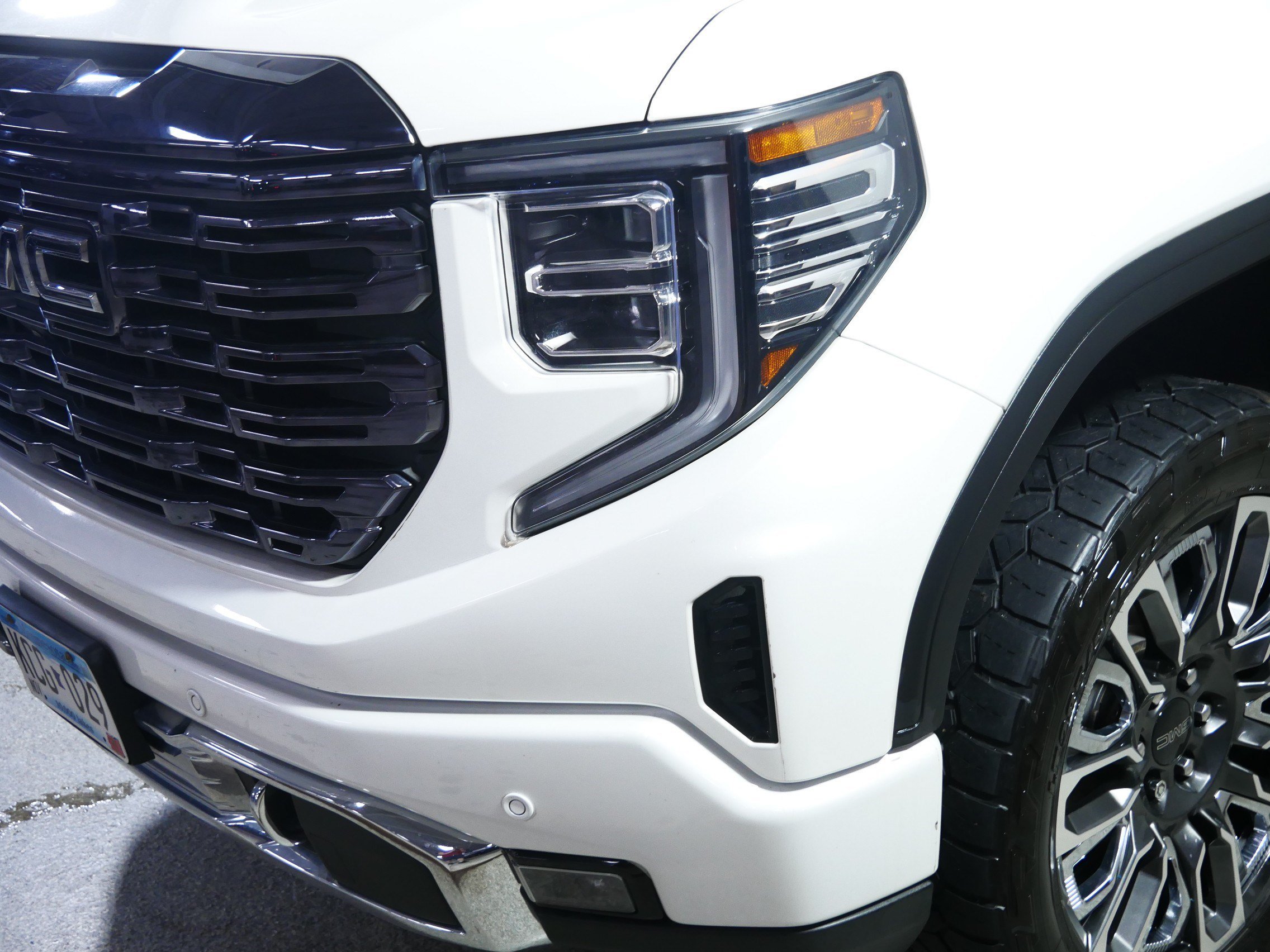 Used 2023 White Frost Tricoat GMC Denali Ultimate image 16
