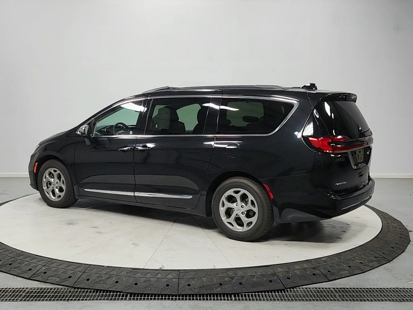 Used 2023 Black Chrysler Limited image 5