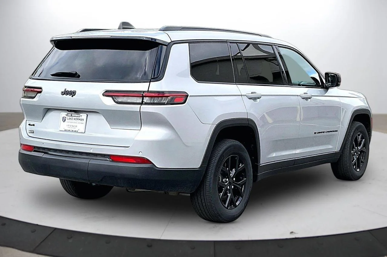 Used 2024 Silver Jeep Altitude image 9