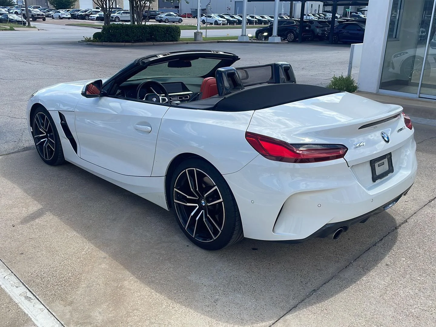 Used 2022 Alpine White BMW sDrive30i image 5