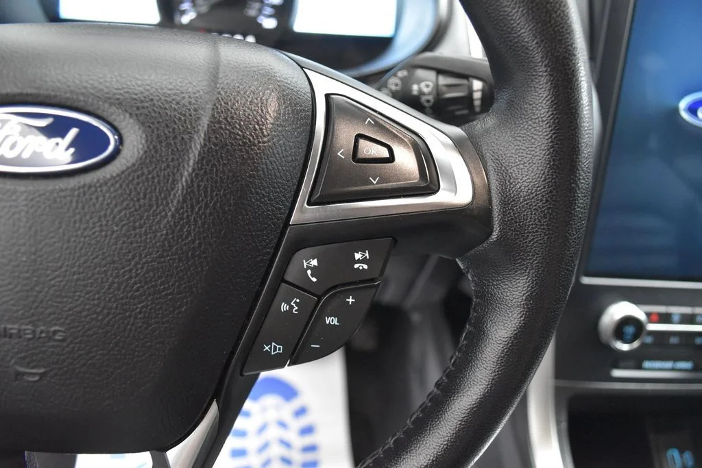 Used 2023 Gray Ford SEL image 9