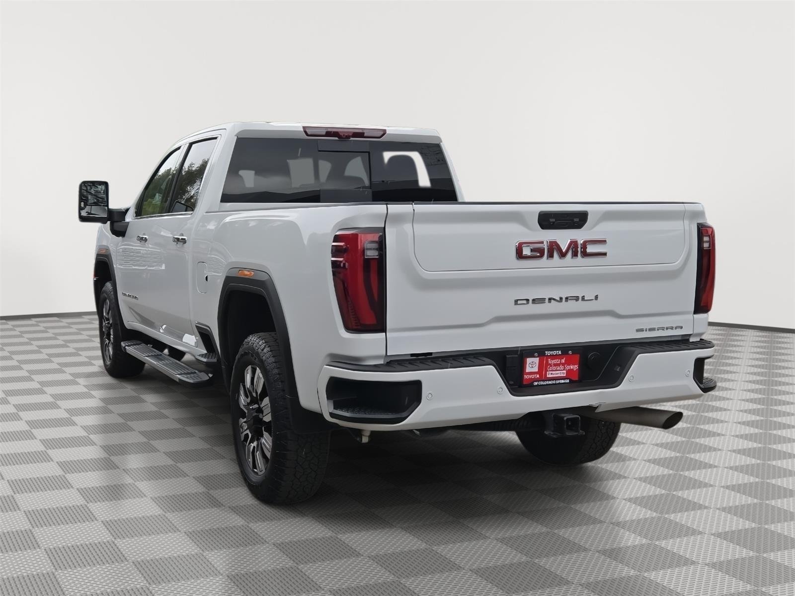 Used 2025 Summit White GMC Denali image 7