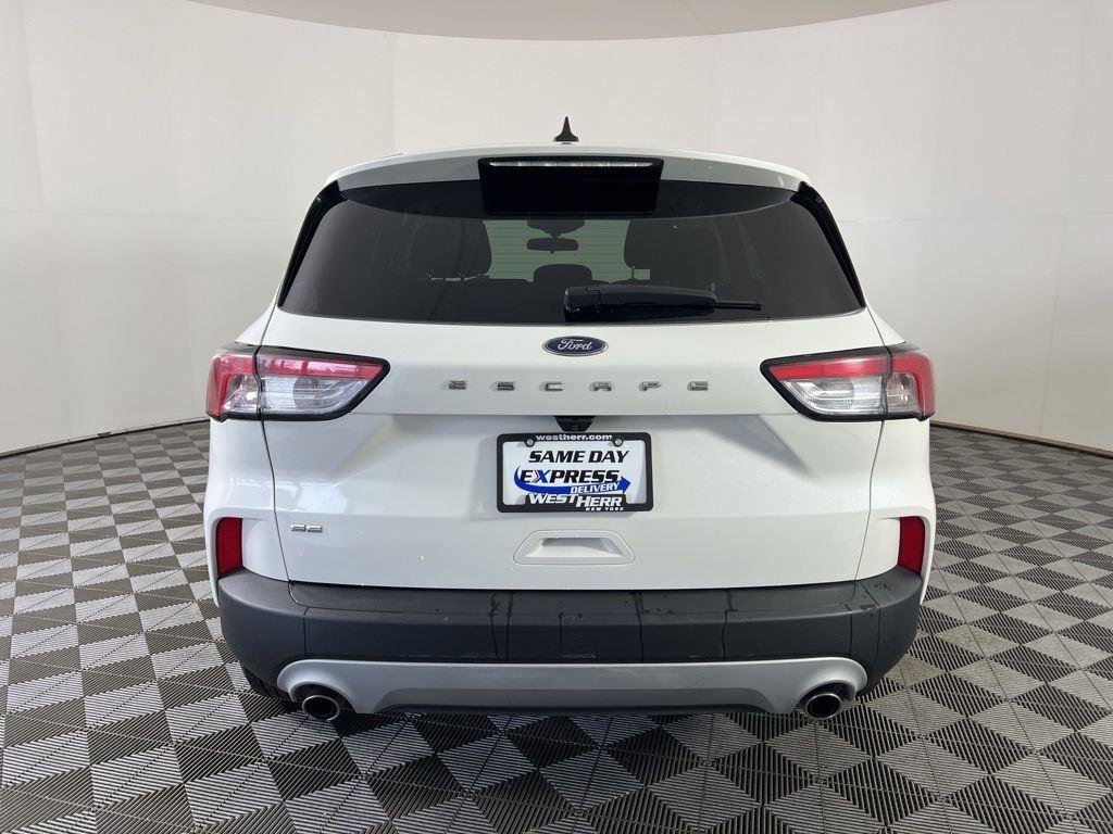 Used 2022 White Metallic Ford SE image 5