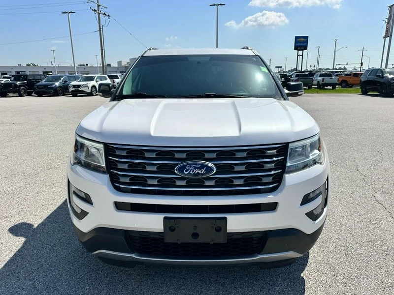 Certified Used 2017 White Platinum Tri-Coat Metallic Ford XLT FWD image 9