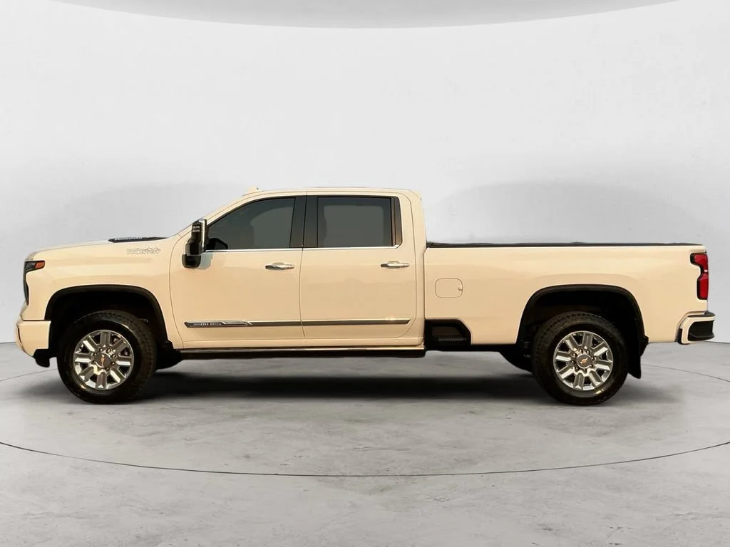 Used 2024 Summit White Chevrolet High Country image 8