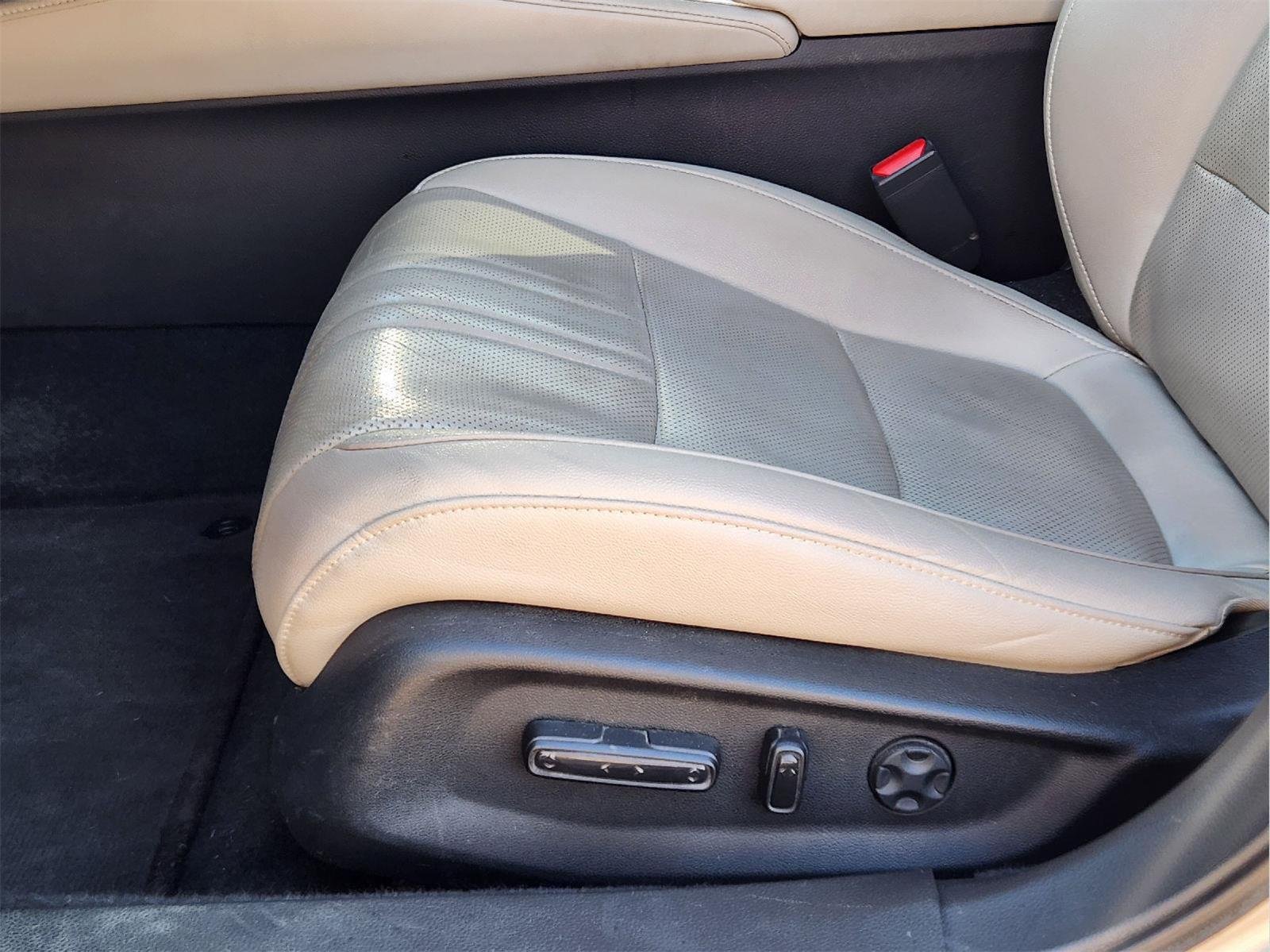Used 2019 Champagne Frost Pearl Honda Touring image 24