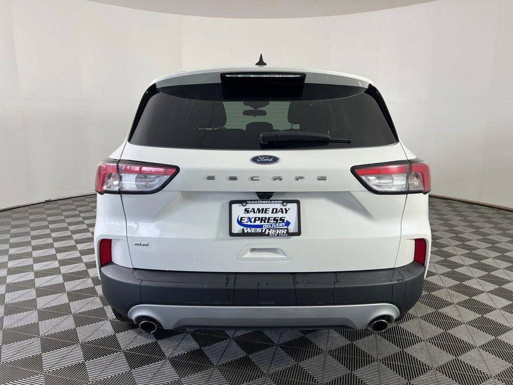 Used 2022 White Metallic Ford SE image 5