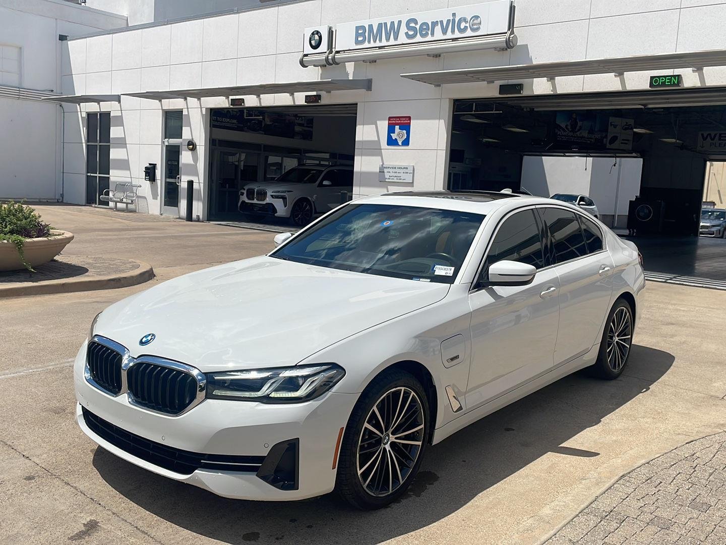 2023 BMW 5 Series 530e RWD photo