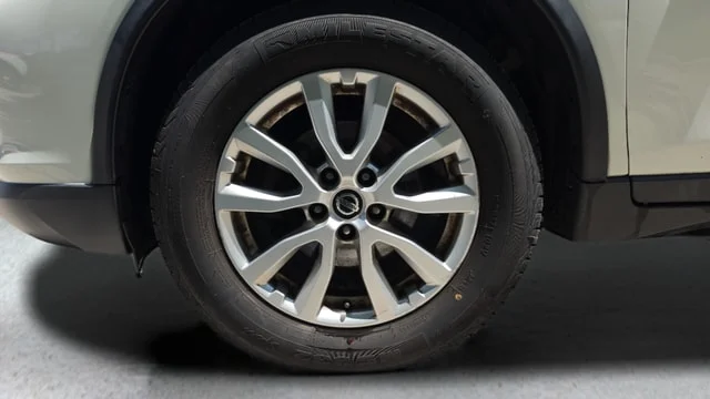 Used 2018 Glacier White Nissan SV image 14