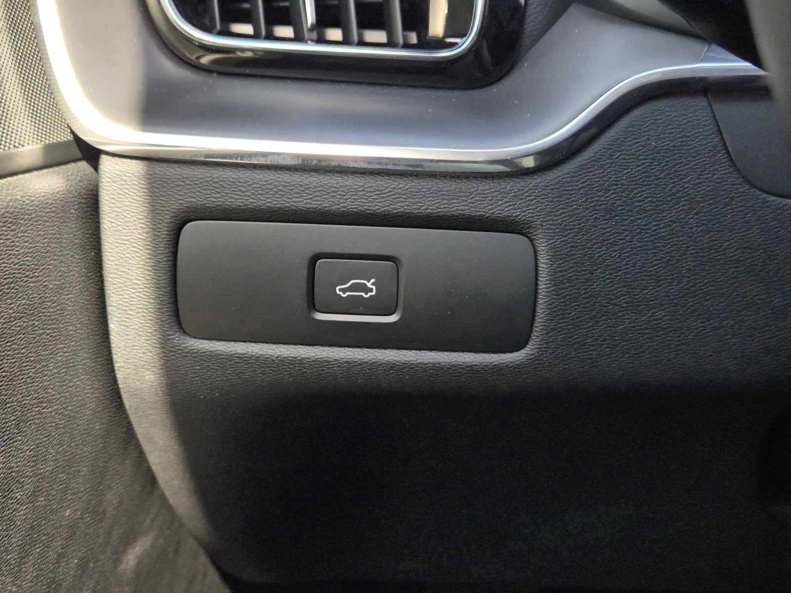 Used 2025 White Volvo Core image 18